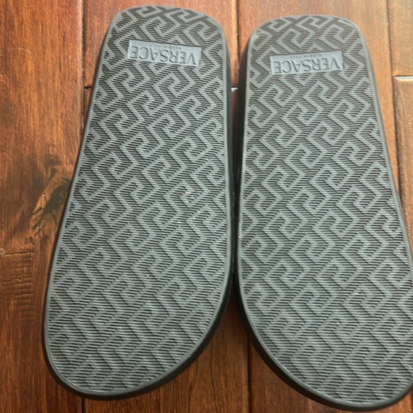 Versace STUDDED VERSACE LOGO pool slides size 40. Worn once almost perfect - Picture 4 of 5